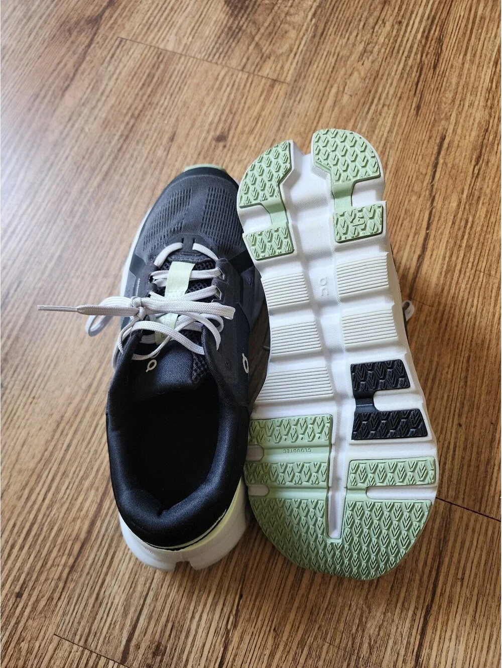 Size 8,5 On Cloud Running Shoes Black and White with Light Green Accents Size 9